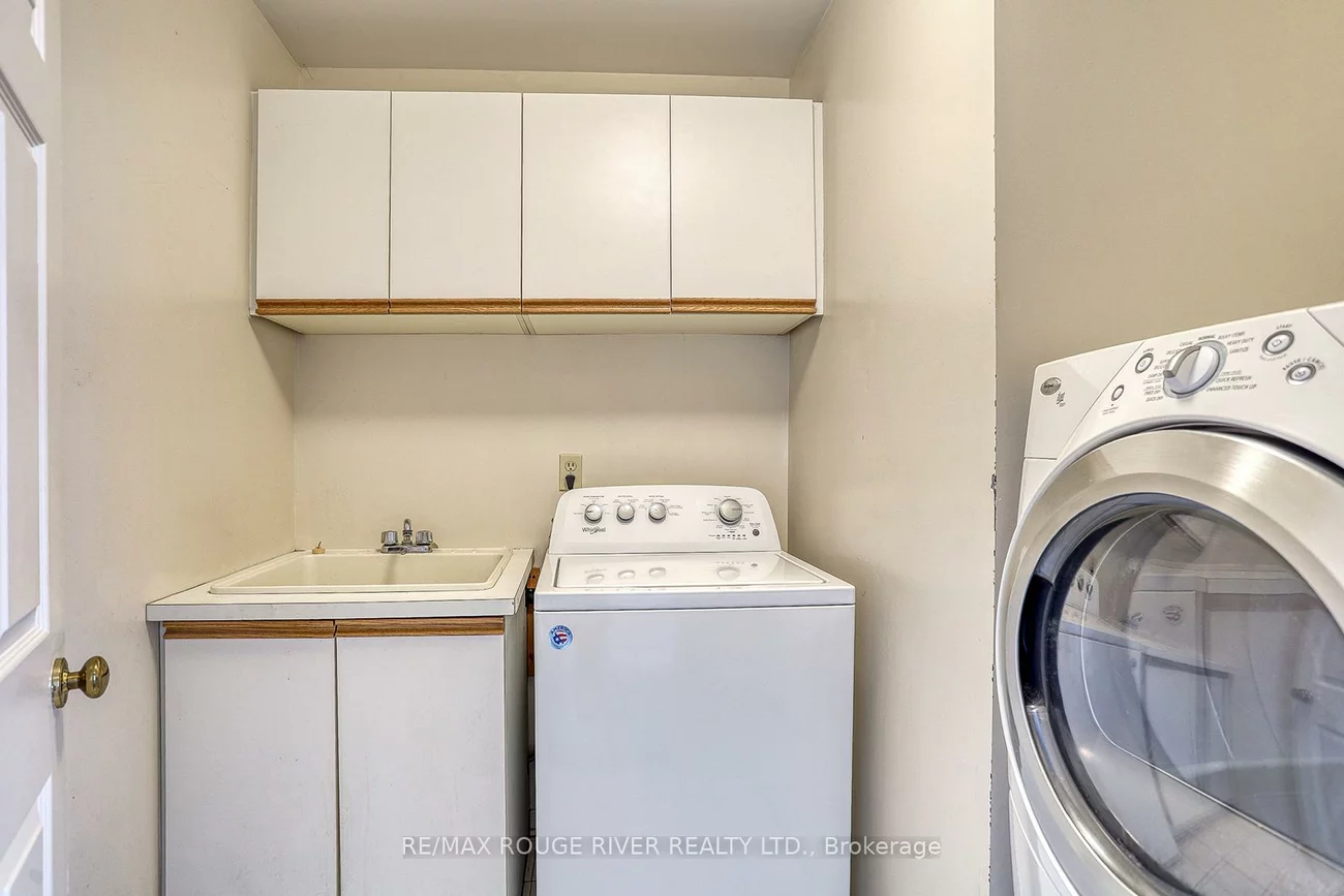 55, Carlisle, Rouge E11, Toronto