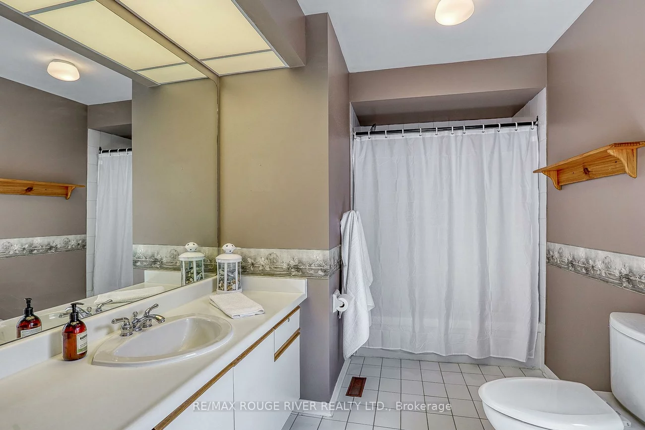 55, Carlisle, Rouge E11, Toronto