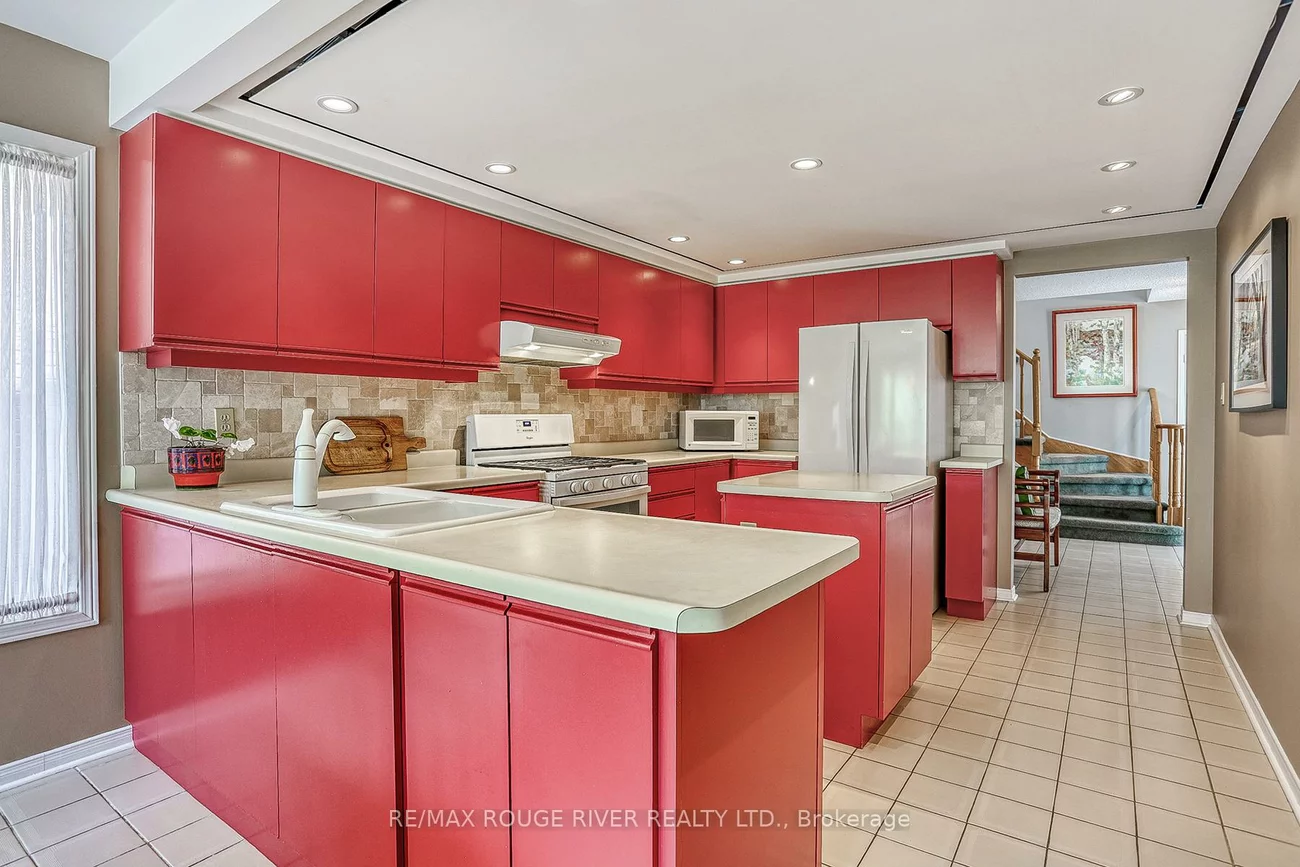 55, Carlisle, Rouge E11, Toronto