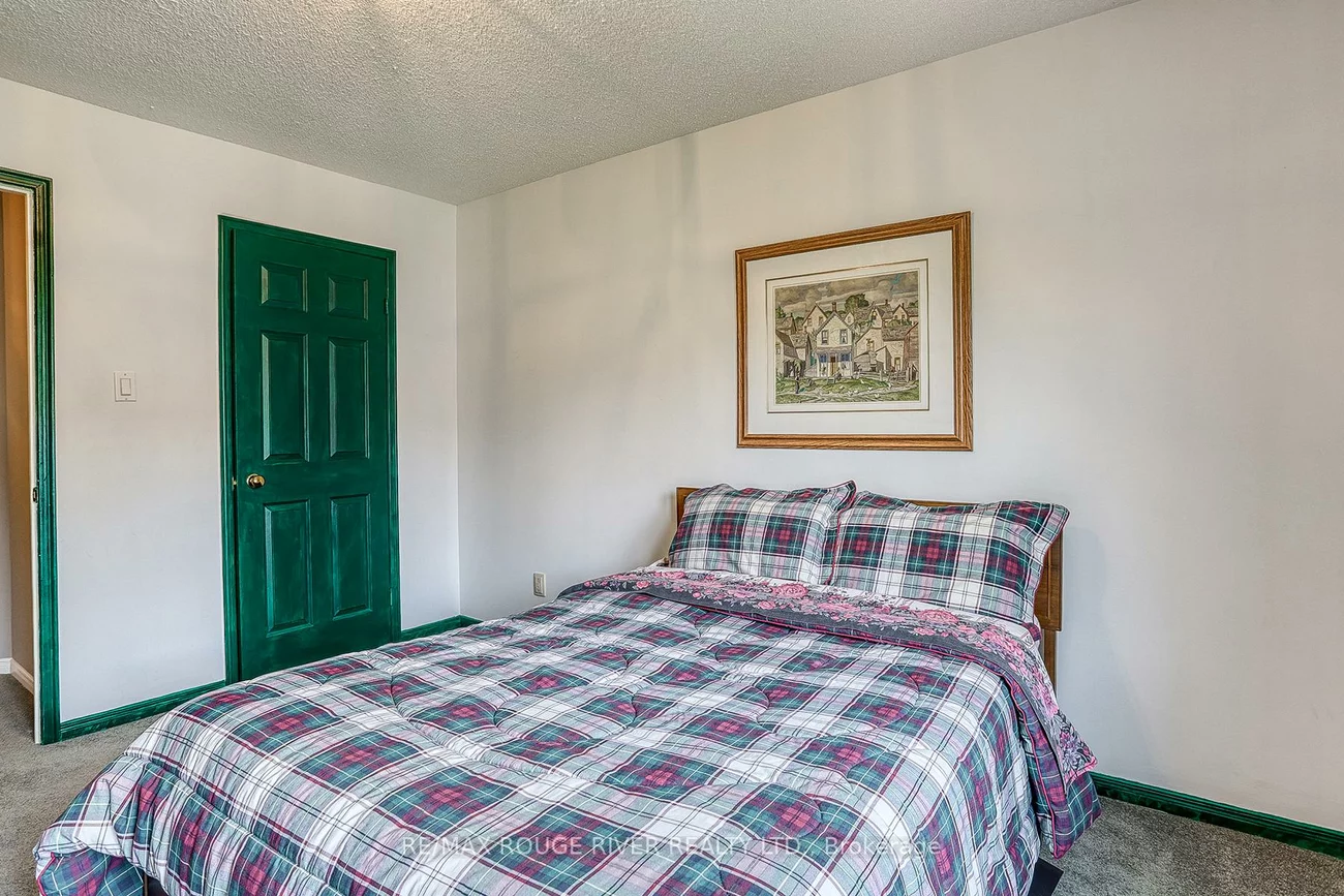 55, Carlisle, Rouge E11, Toronto