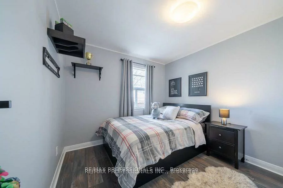 82, Colonial, Cliffcrest, Toronto