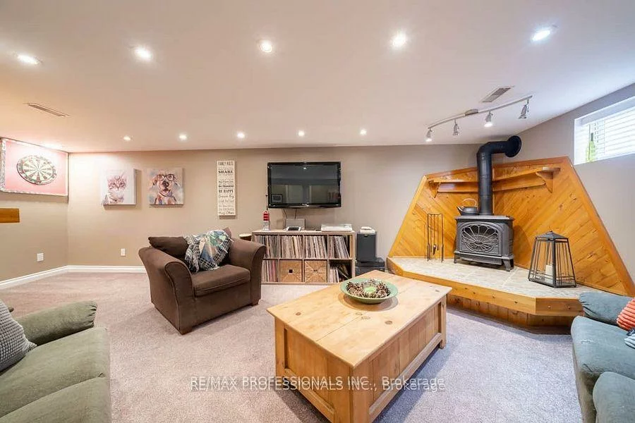 82, Colonial, Cliffcrest, Toronto
