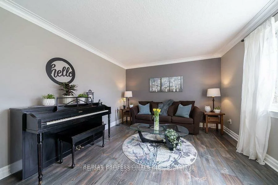 82, Colonial, Cliffcrest, Toronto