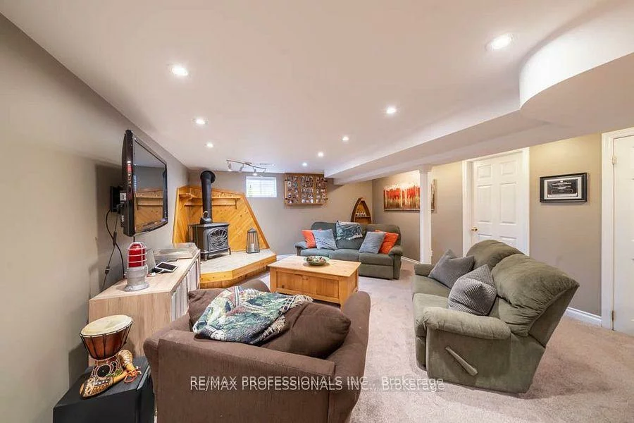 82, Colonial, Cliffcrest, Toronto