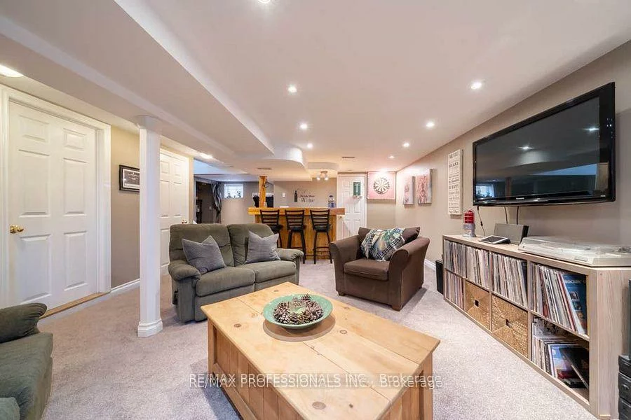 82, Colonial, Cliffcrest, Toronto