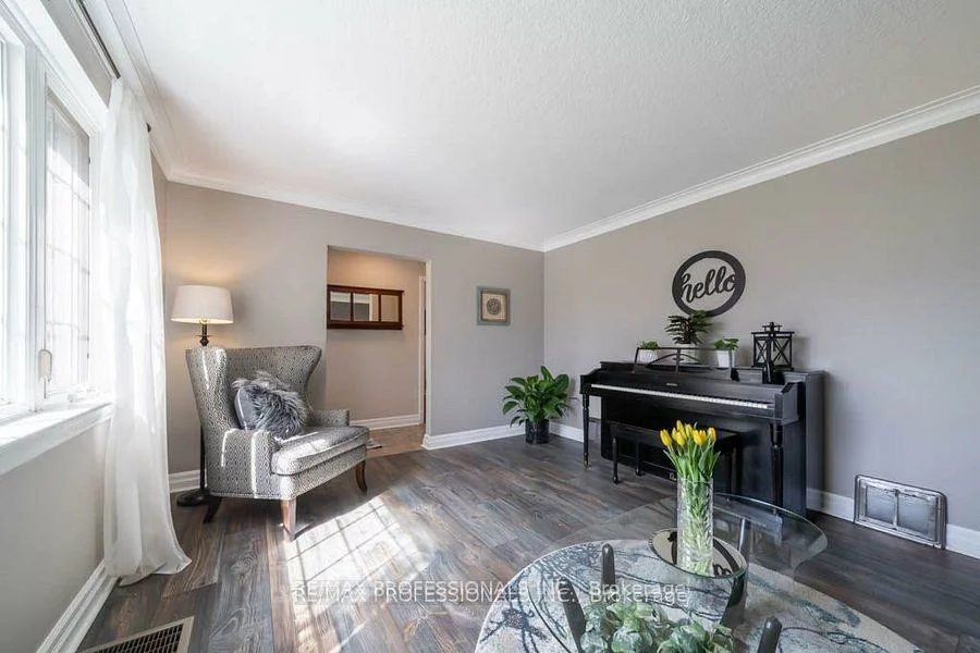 82, Colonial, Cliffcrest, Toronto