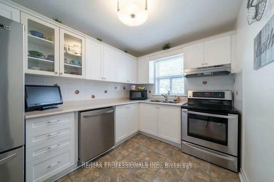 82, Colonial, Cliffcrest, Toronto