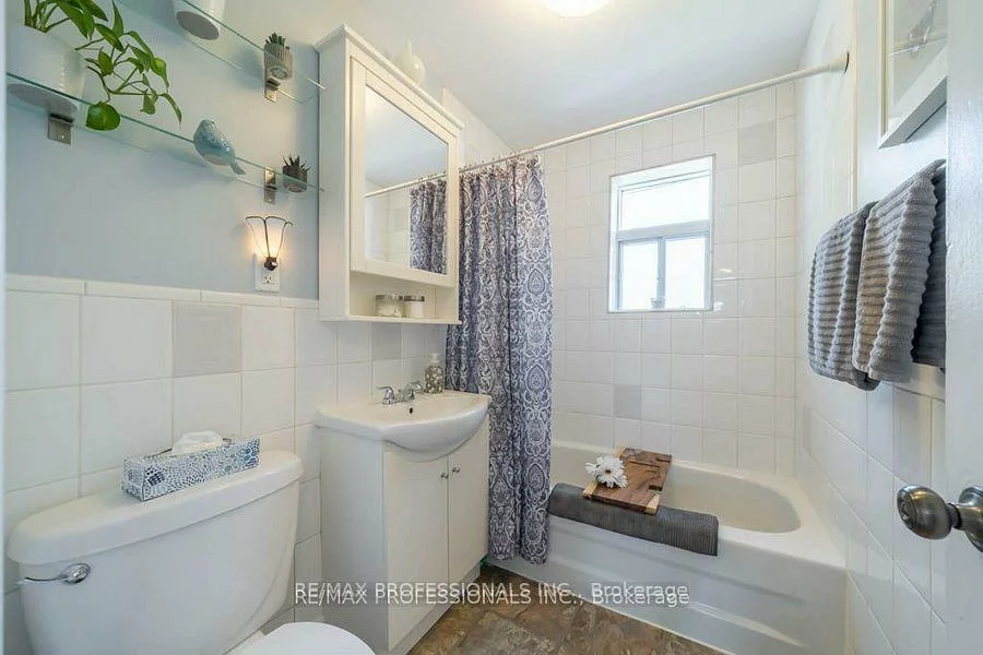 82, Colonial, Cliffcrest, Toronto