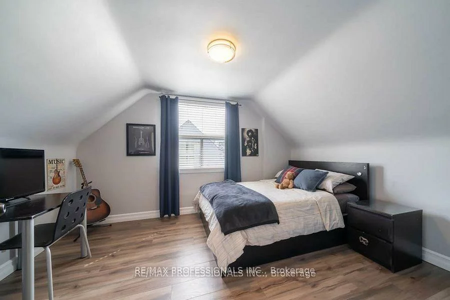 82, Colonial, Cliffcrest, Toronto