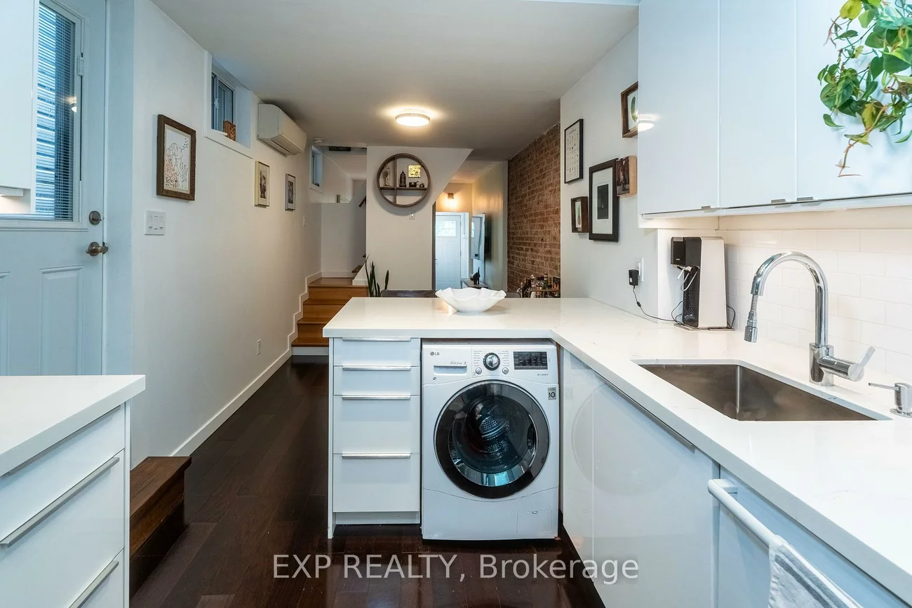 819, Craven, Greenwood-Coxwell, Toronto