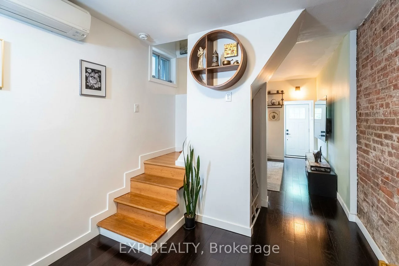 819, Craven, Greenwood-Coxwell, Toronto