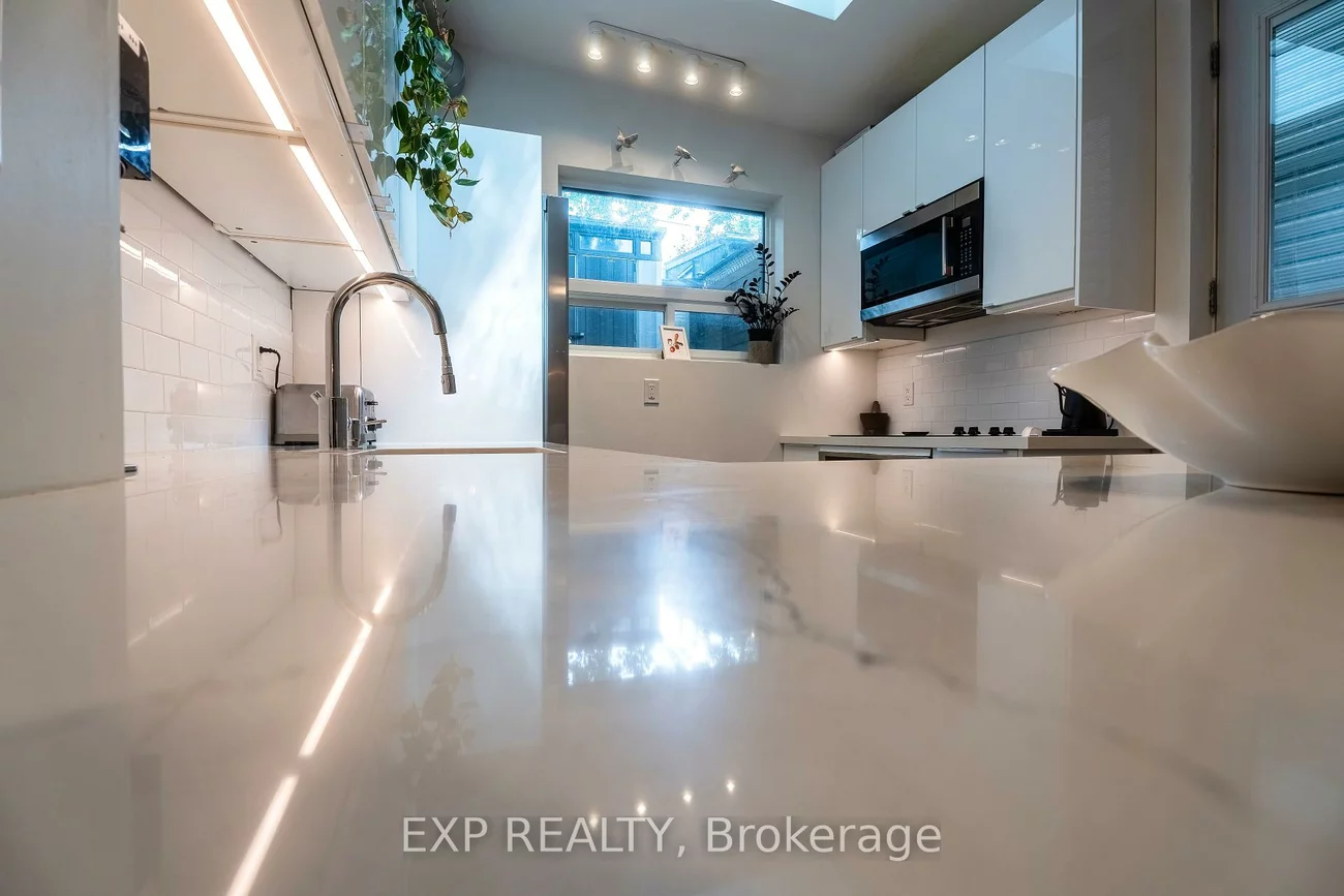 819, Craven, Greenwood-Coxwell, Toronto