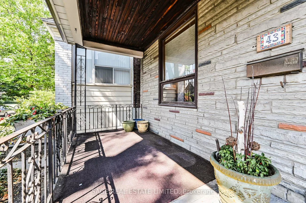 43, Eaton, Danforth, Toronto
