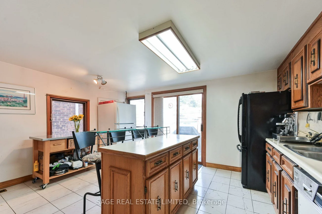 43, Eaton, Danforth, Toronto