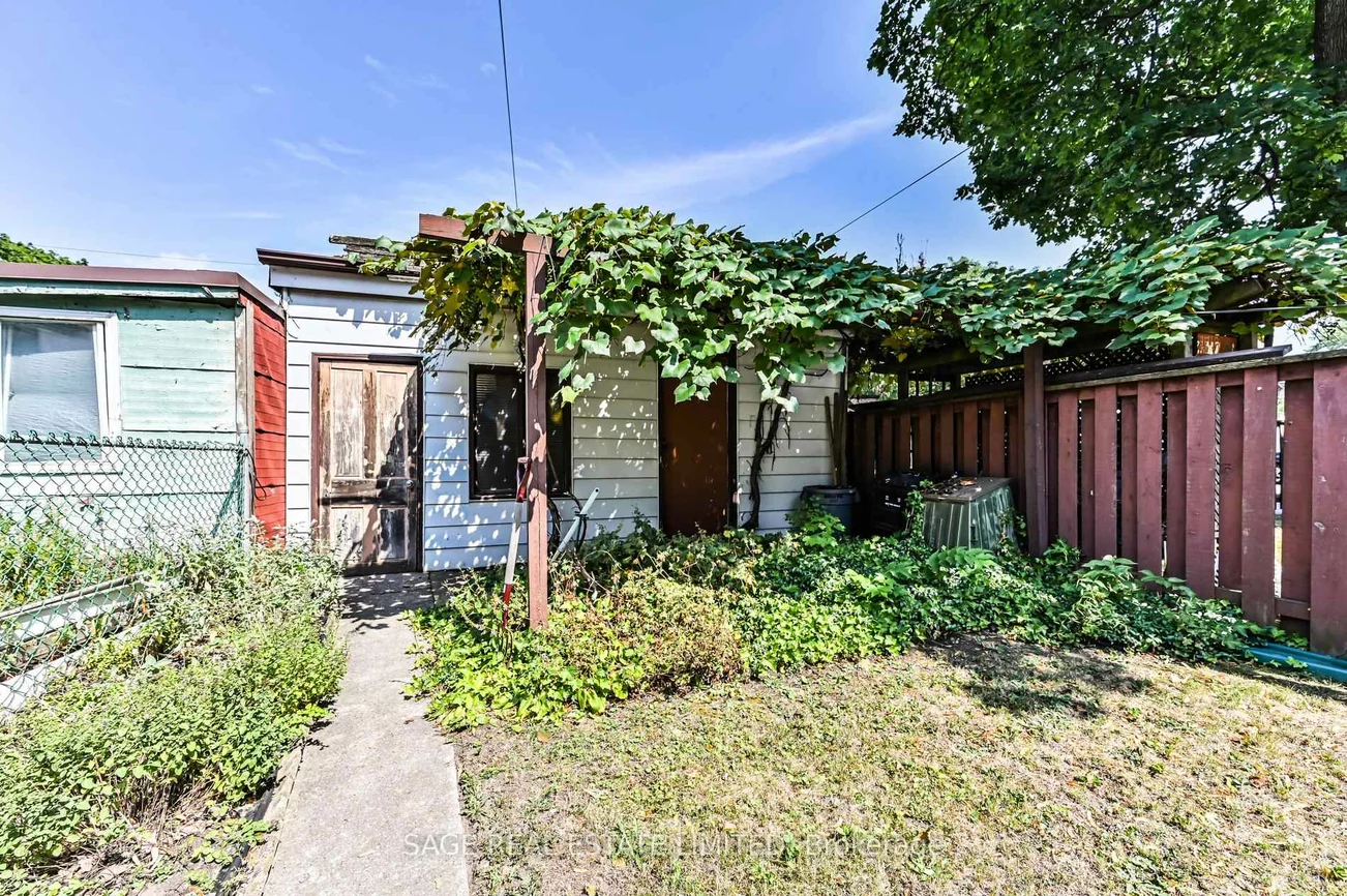 43, Eaton, Danforth, Toronto