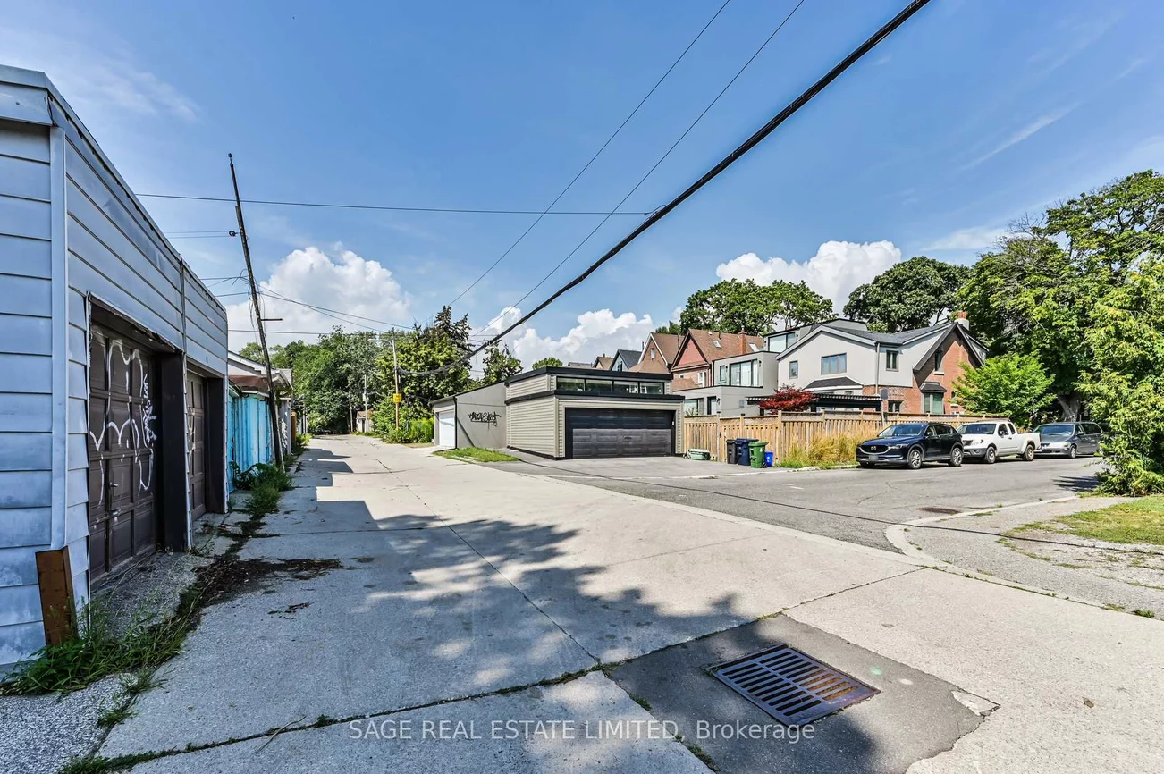 43, Eaton, Danforth, Toronto