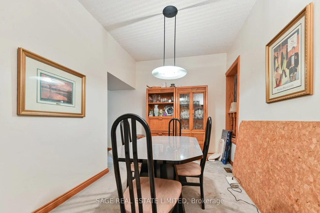 43, Eaton, Danforth, Toronto