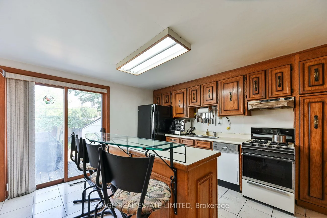 43, Eaton, Danforth, Toronto