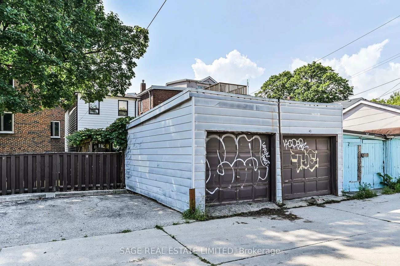 43, Eaton, Danforth, Toronto