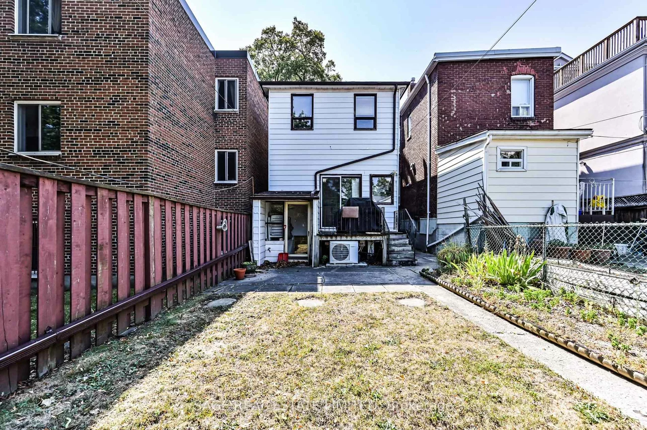 43, Eaton, Danforth, Toronto