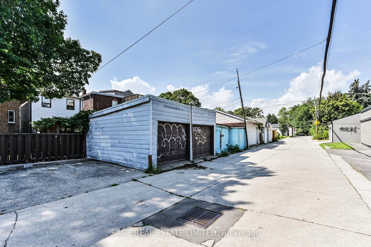 43, Eaton, Danforth, Toronto
