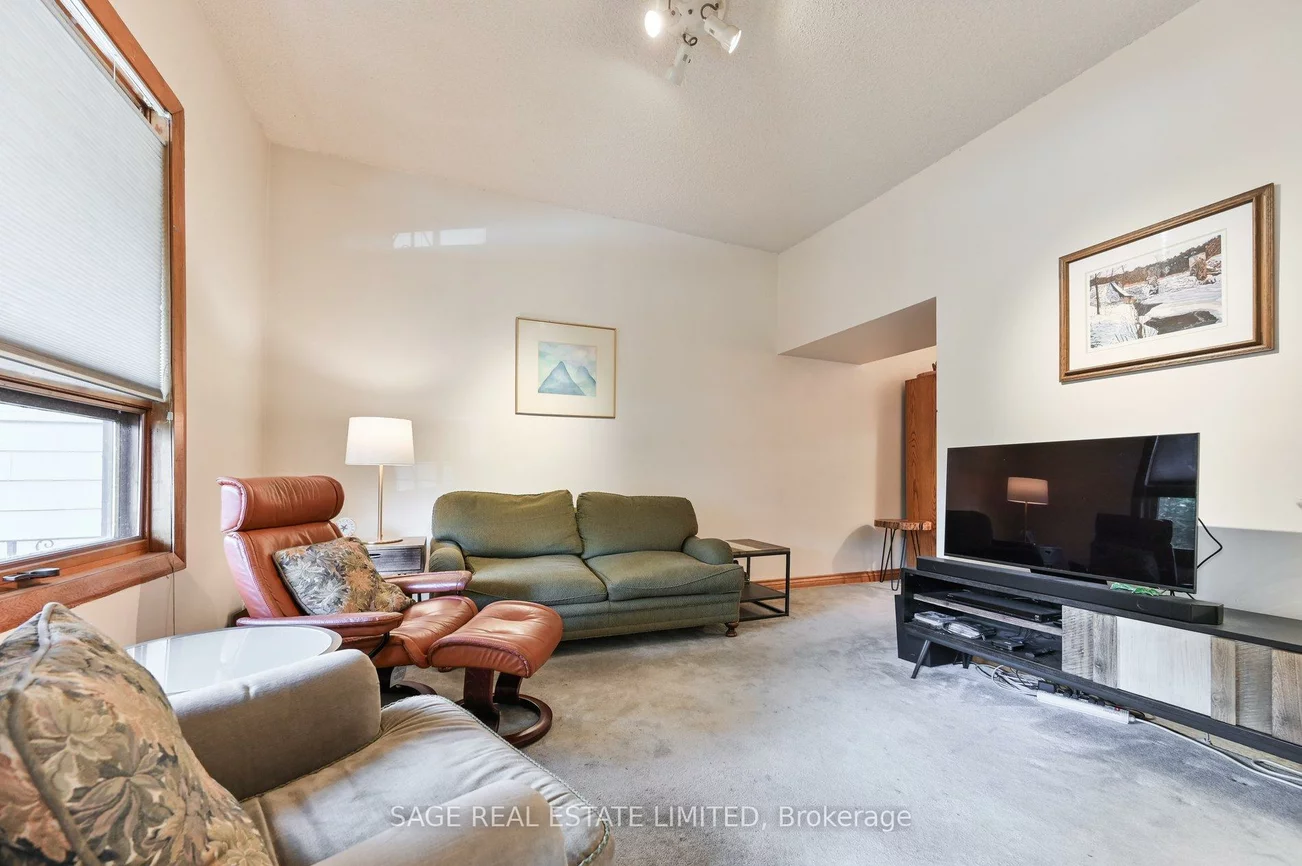 43, Eaton, Danforth, Toronto