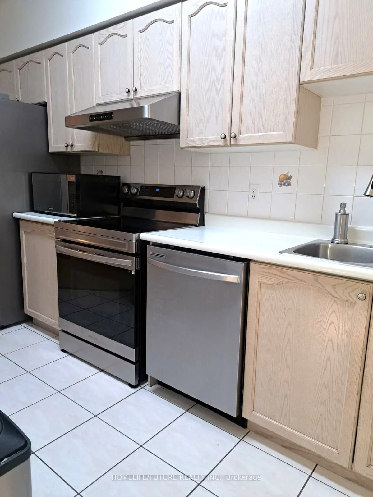 71, Carrera, Dorset Park, Toronto