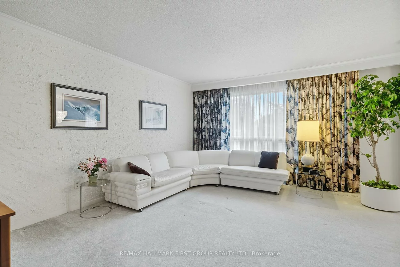 6, Windover, Woburn, Toronto