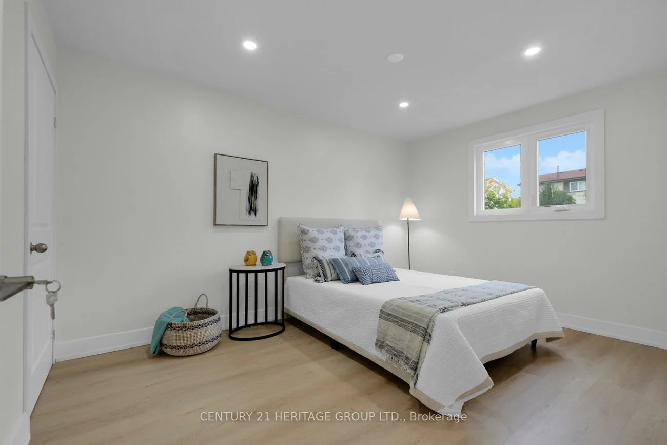 43, Howell, Malvern, Toronto