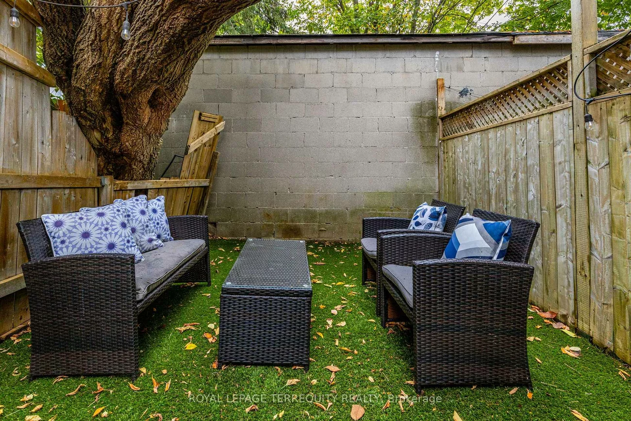 823, Craven, Greenwood-Coxwell, Toronto