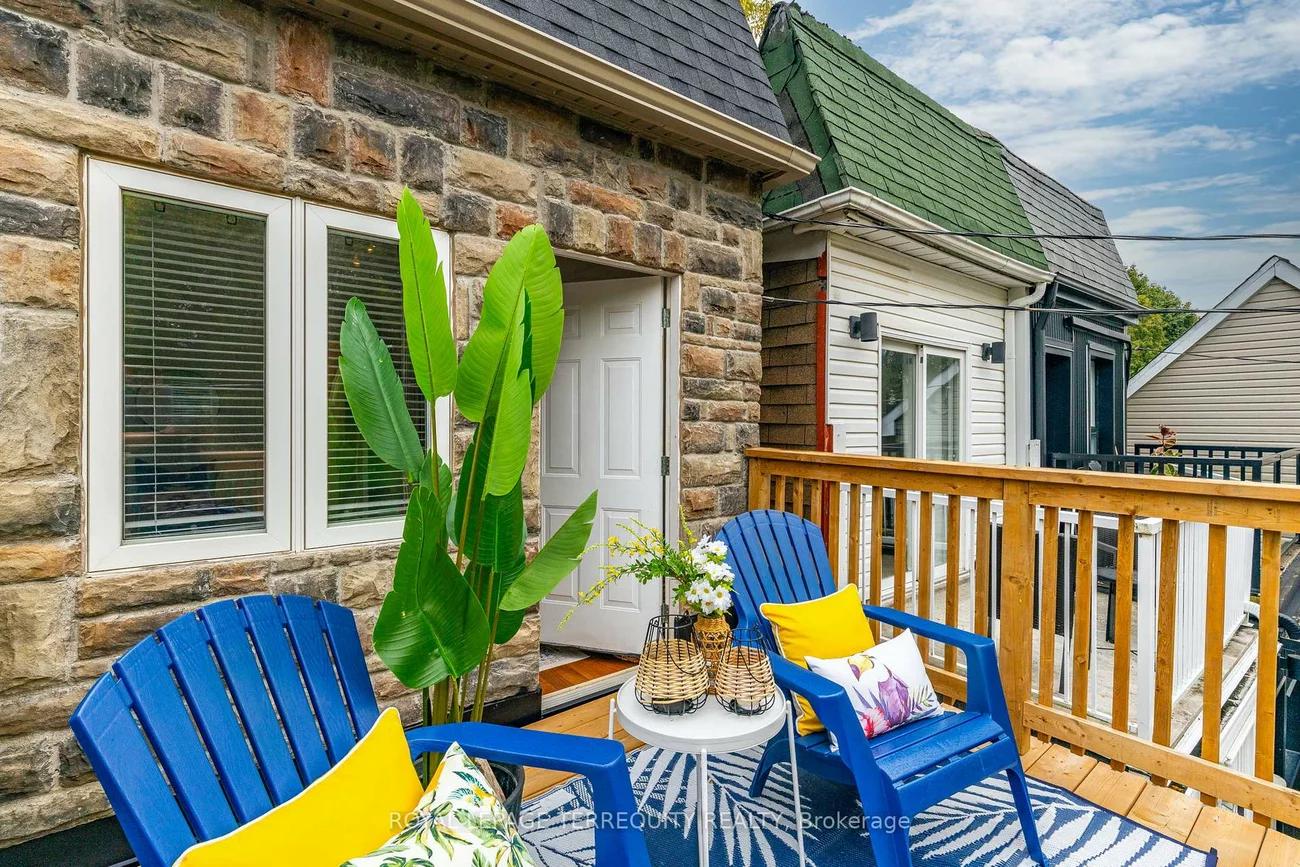 823, Craven, Greenwood-Coxwell, Toronto