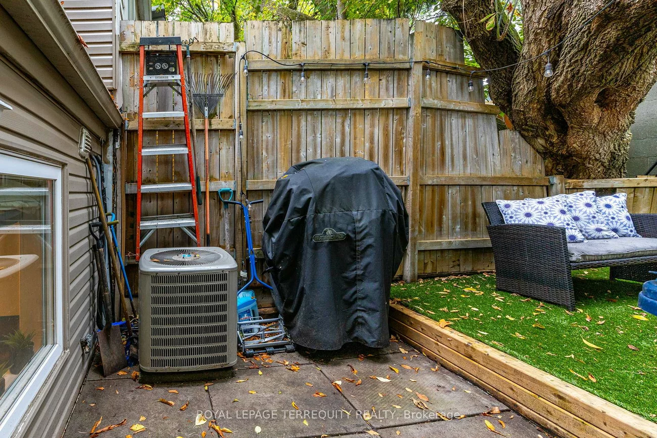 823, Craven, Greenwood-Coxwell, Toronto