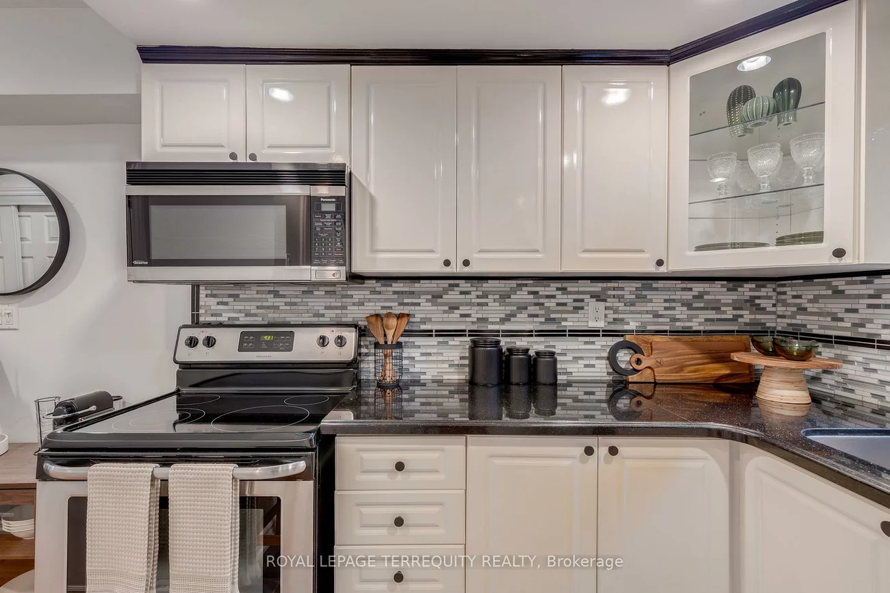 823, Craven, Greenwood-Coxwell, Toronto