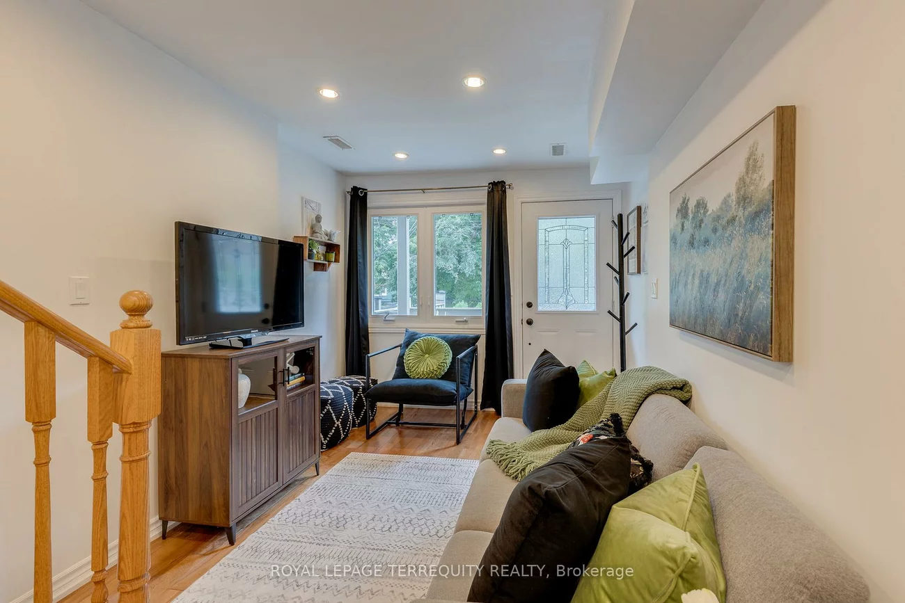 823, Craven, Greenwood-Coxwell, Toronto