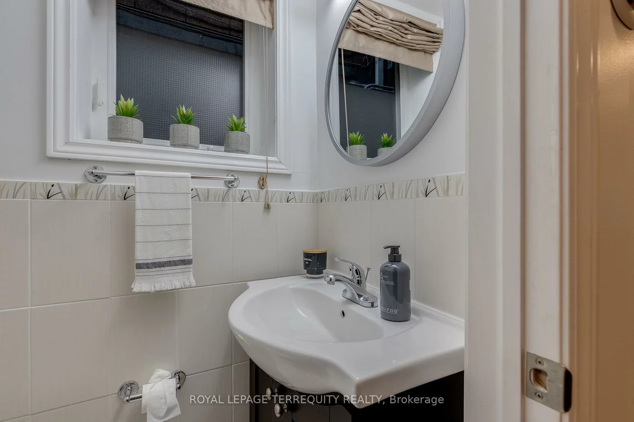 823, Craven, Greenwood-Coxwell, Toronto