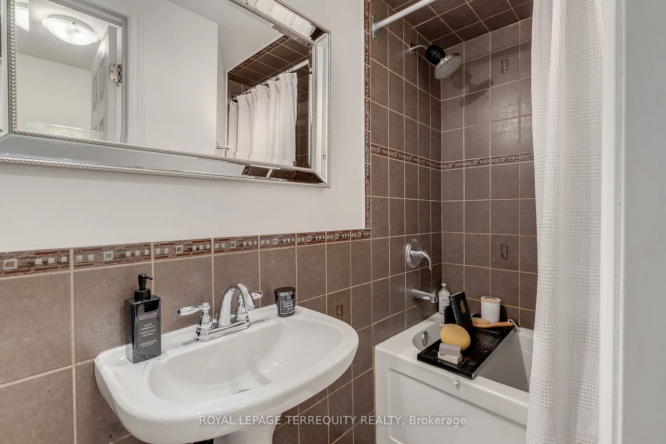 823, Craven, Greenwood-Coxwell, Toronto