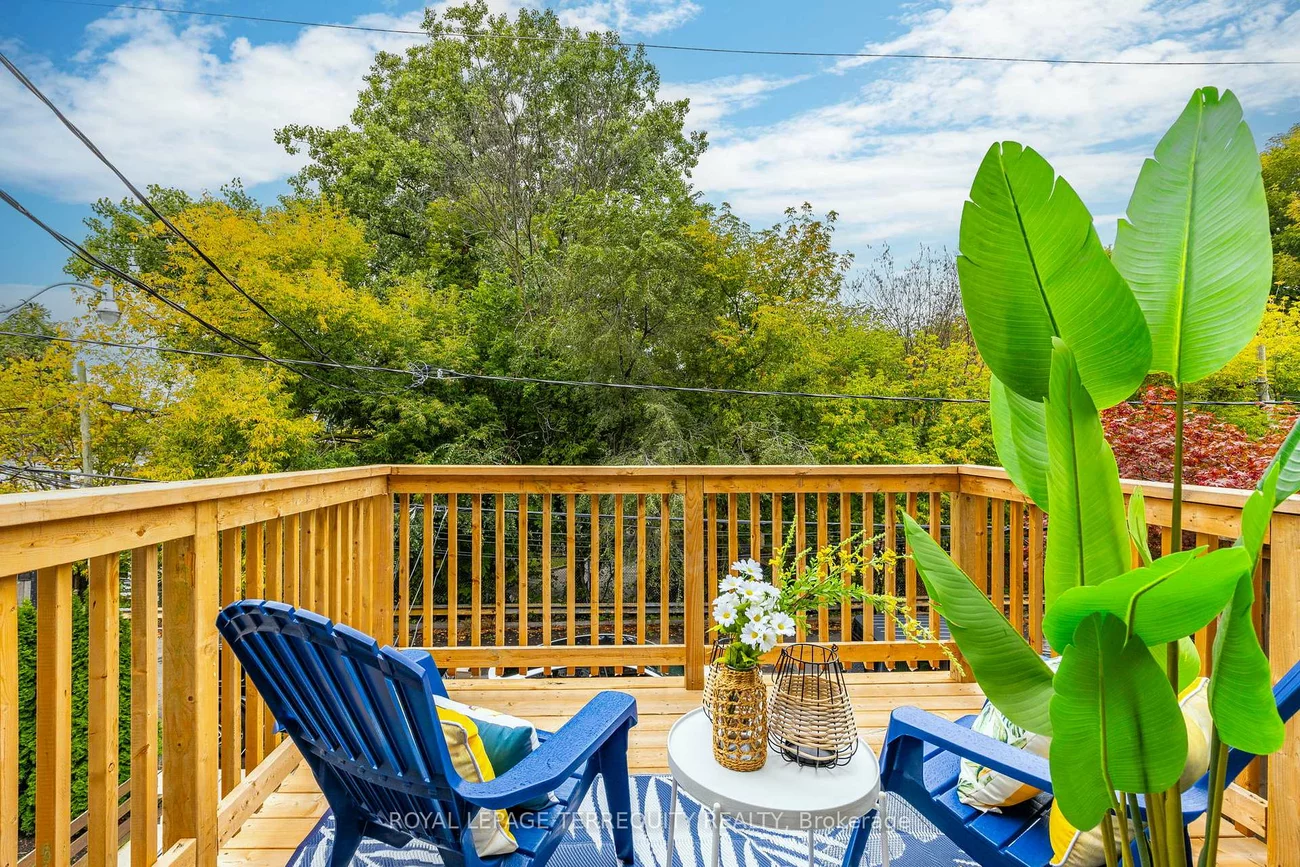 823, Craven, Greenwood-Coxwell, Toronto