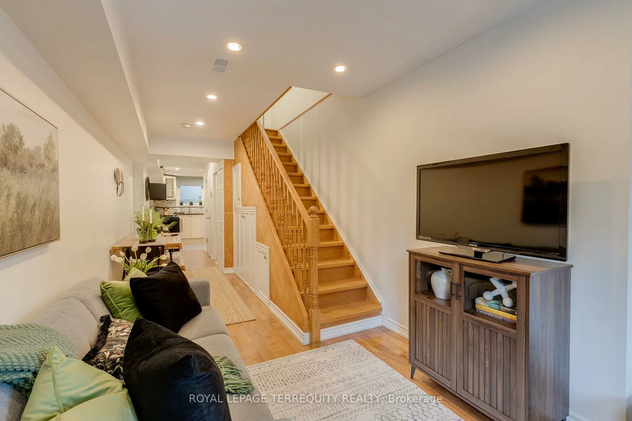 823, Craven, Greenwood-Coxwell, Toronto