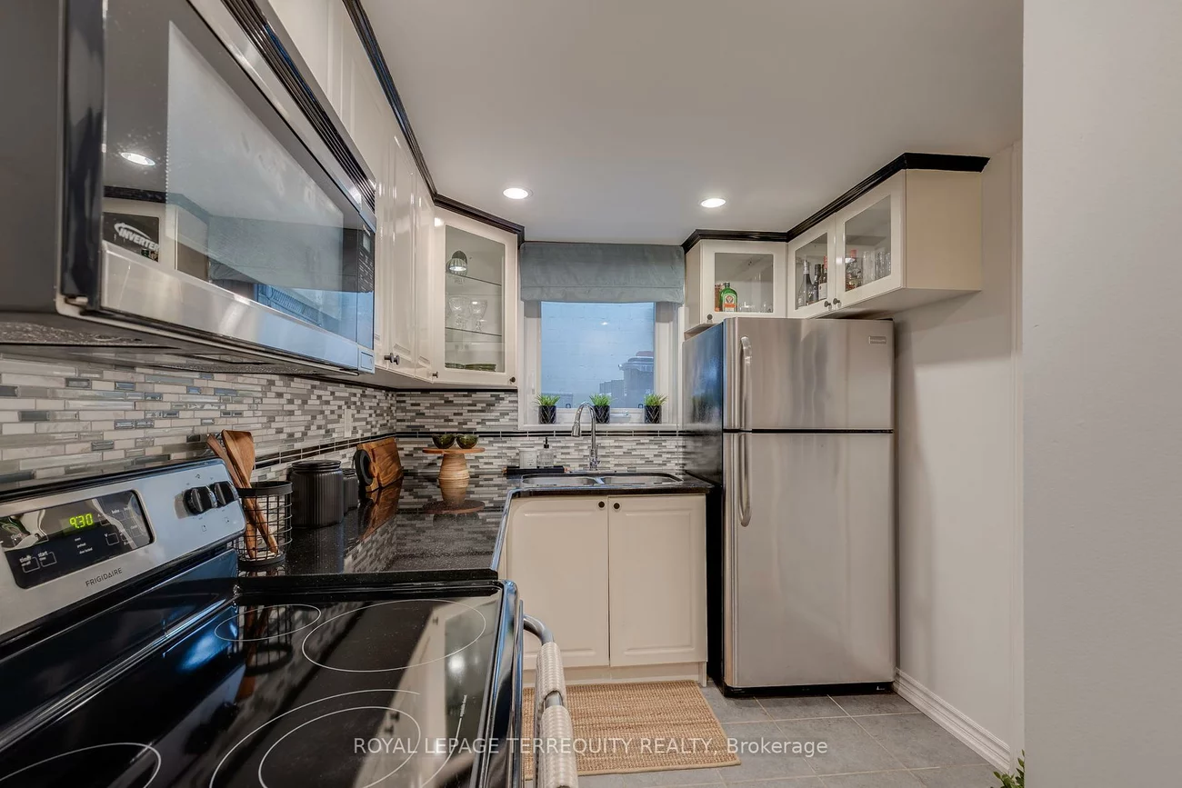 823, Craven, Greenwood-Coxwell, Toronto