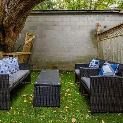 823, Craven, Greenwood-Coxwell, Toronto