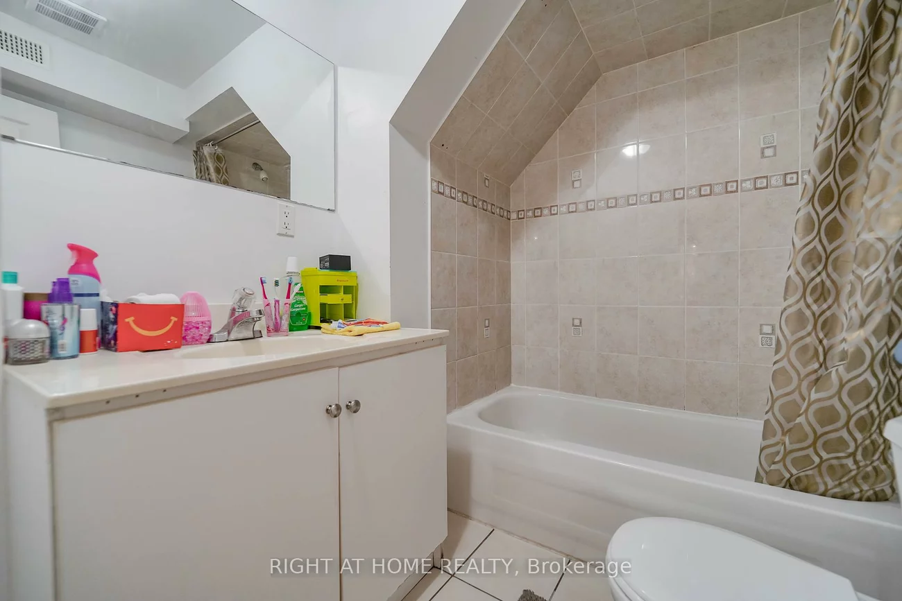 180, Raponi, Rouge E11, Toronto