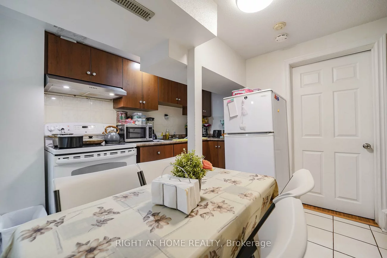 180, Raponi, Rouge E11, Toronto