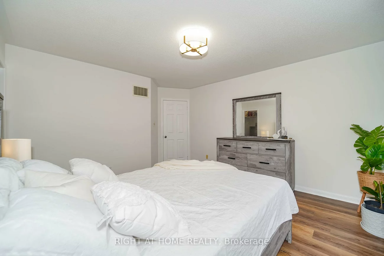 180, Raponi, Rouge E11, Toronto