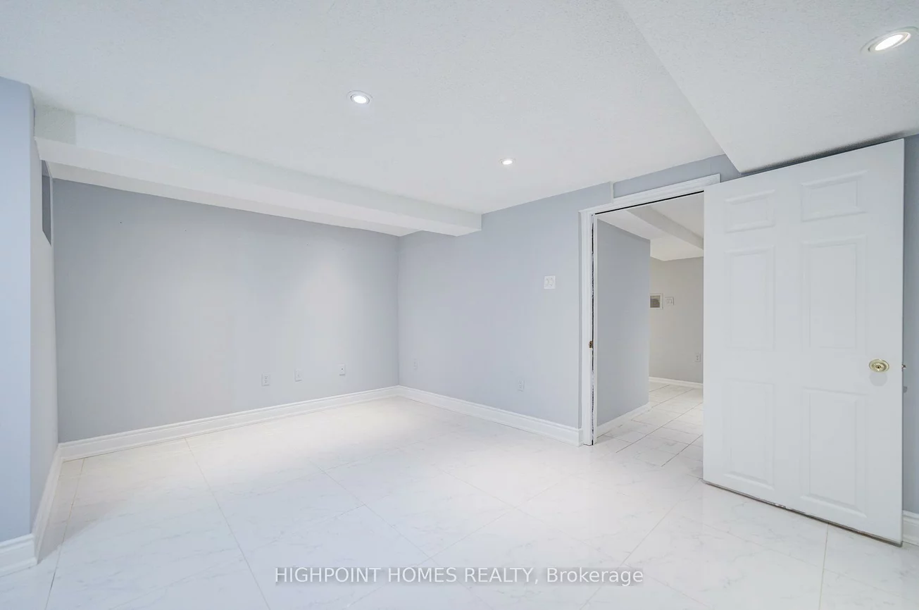 50, South Woodrow, Birchcliffe-Cliffside, Toronto