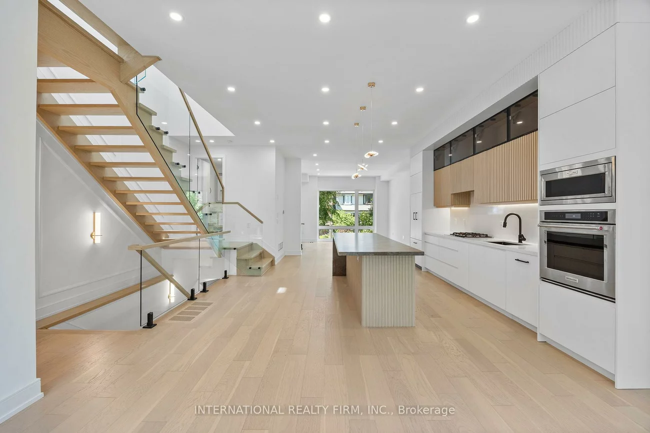 19, Ivy, South Riverdale, Toronto