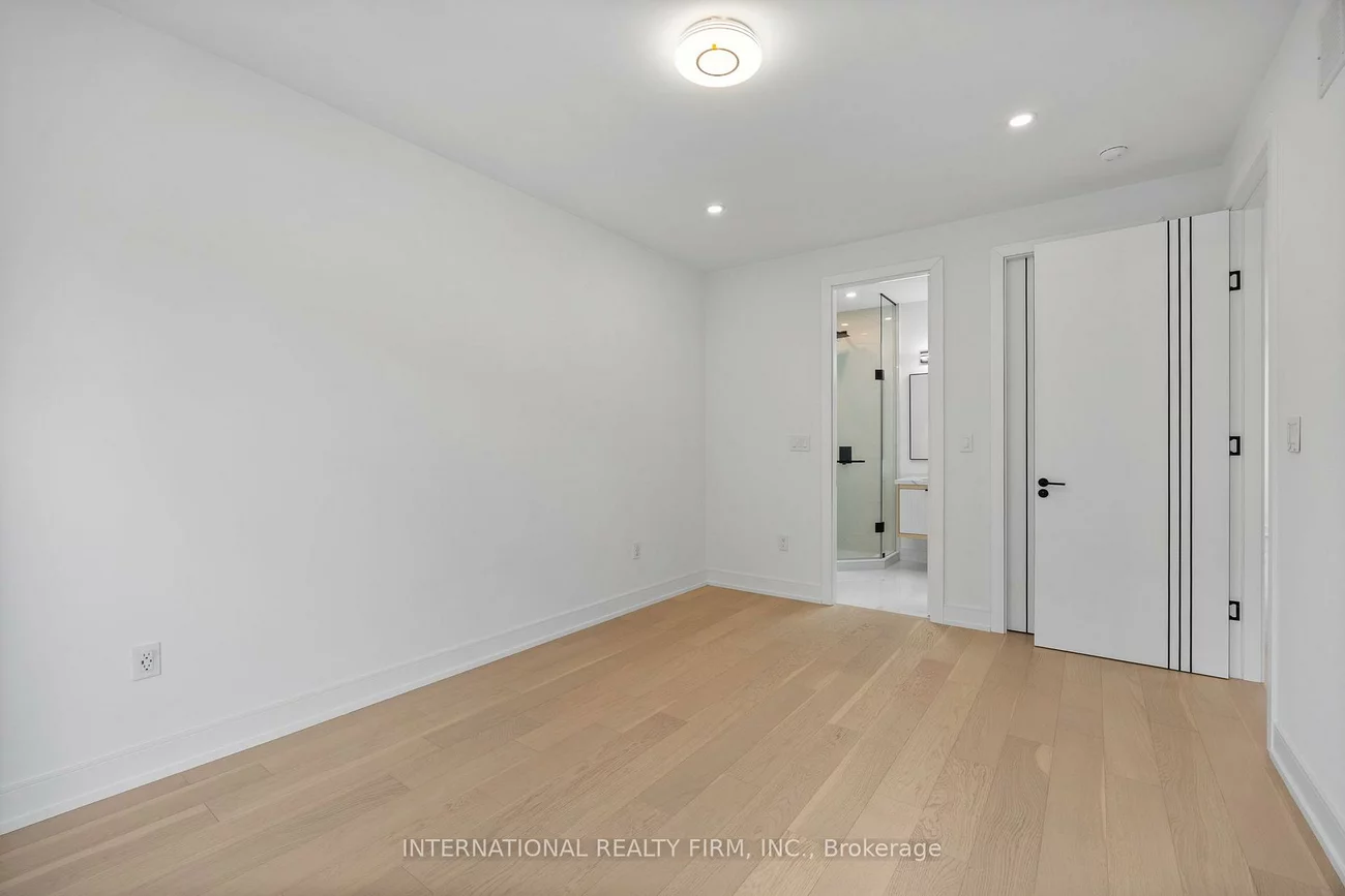19, Ivy, South Riverdale, Toronto