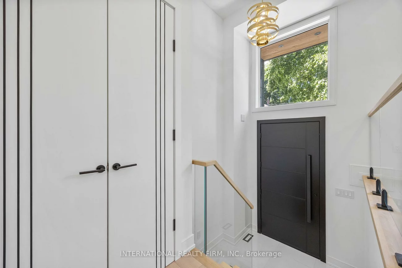 19, Ivy, South Riverdale, Toronto
