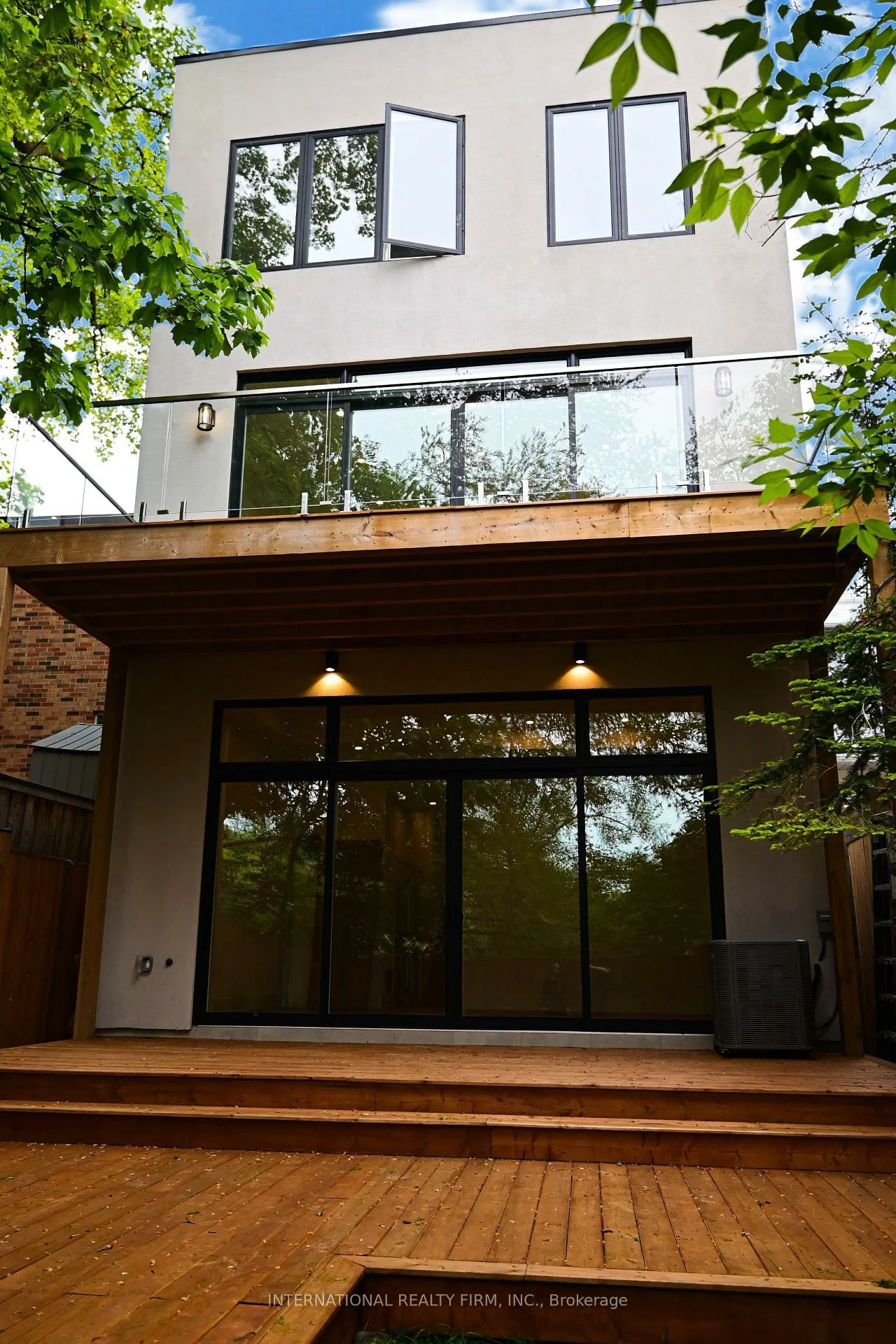 19, Ivy, South Riverdale, Toronto