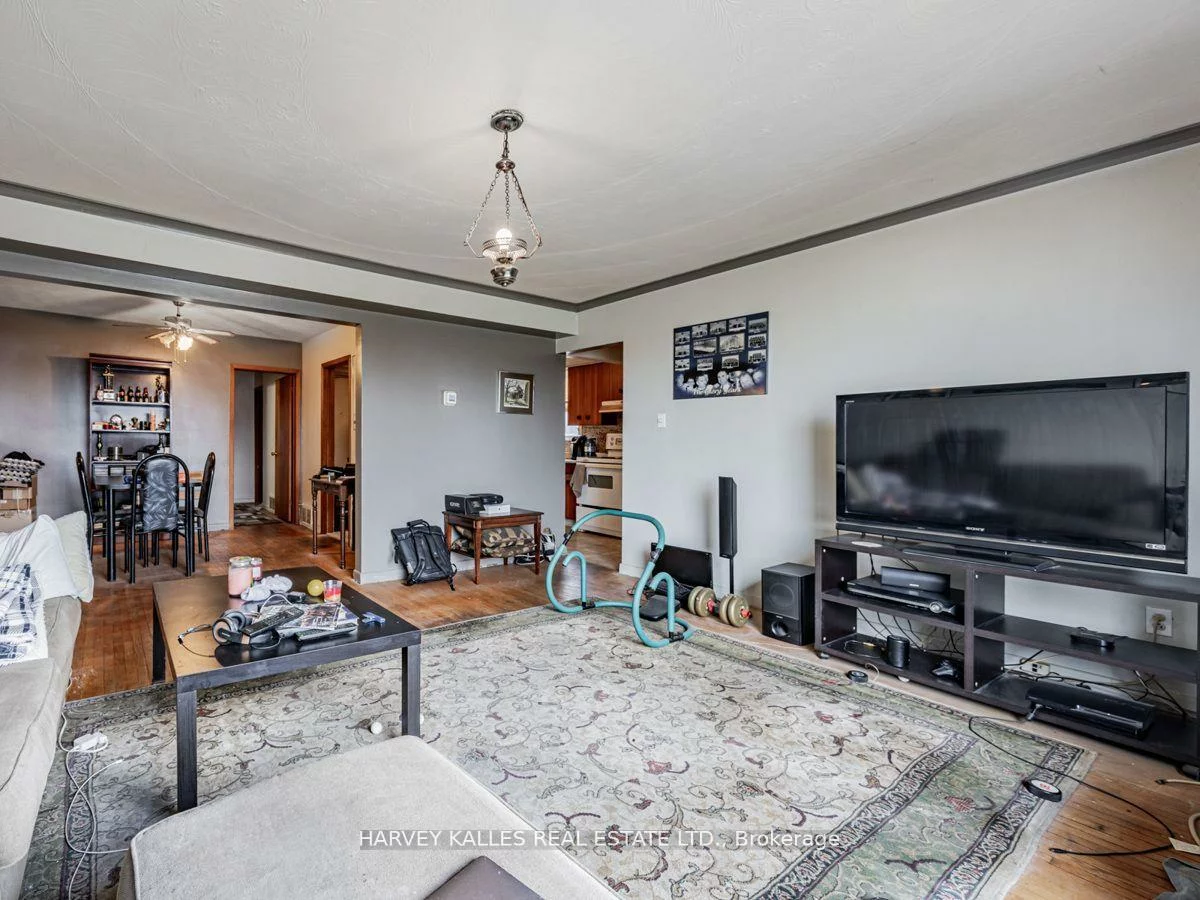 561-563, Danforth, Clairlea-Birchmount, Toronto