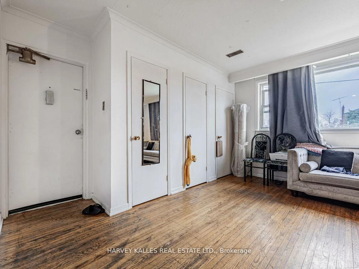 561-563, Danforth, Clairlea-Birchmount, Toronto